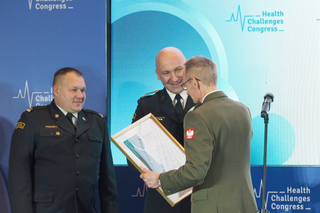Paweł Marczak odbiera wyróżnienie Animus Fortis (Mężny Duch) z rąk dyrektora WIM prof. Grzegorza Gieleraka.