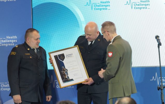 Paweł Marczak odbiera wyróżnienie Animus Fortis (Mężny Duch) z rąk dyrektora WIM prof. Grzegorza Gieleraka.