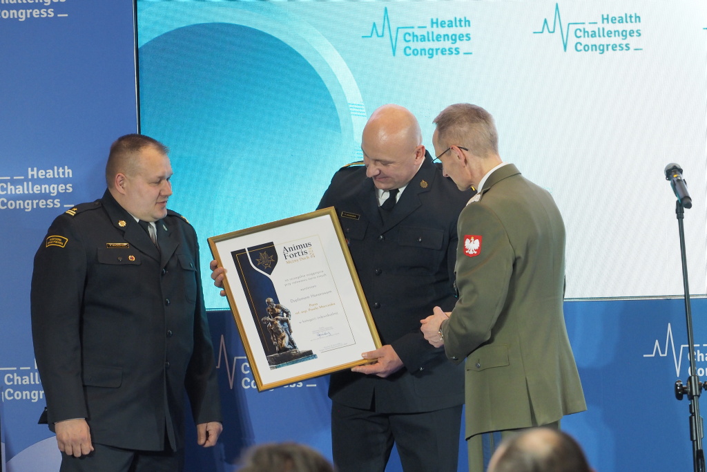 Paweł Marczak odbiera wyróżnienie Animus Fortis (Mężny Duch) z rąk dyrektora WIM prof. Grzegorza Gieleraka.