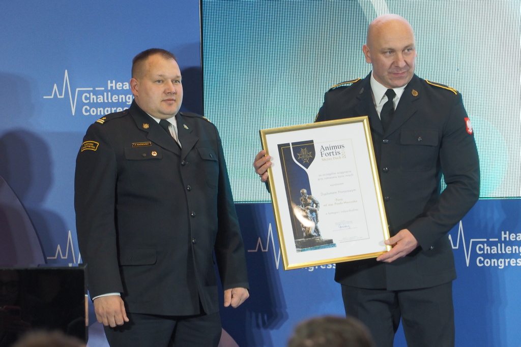 Paweł Marczak odbiera wyróżnienie Animus Fortis (Mężny Duch).