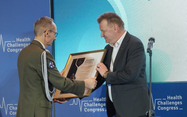 Przedstawiciel Centrum Szkolenia i Monitorowania Ratownictwa Medycznego w KCMRM odbiera nagrodę Animus Fortis Mężny Duch z rąk dyrektora WIM prof.Grzegorza Gieleraka.