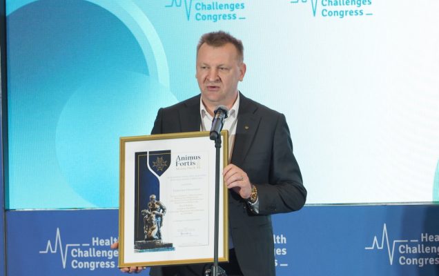 Przedstawiciel Centrum Szkolenia i Monitorowania Ratownictwa Medycznego przemawia trzymając wyróżnienie Animus Fortis Mężny Duch
