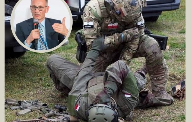 Ćwiczenia medycyny pola walki. W kółku zdjęcie Grzegorza Gieleraka
