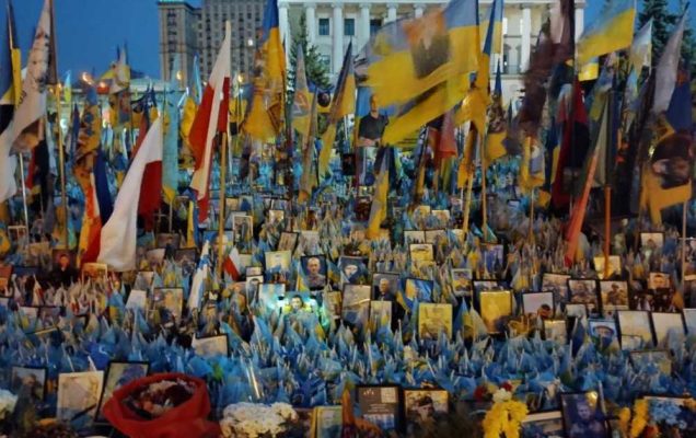 Zdjęcia poległych żołnierzy, wokół nich flagi Ukrainy i Polski.