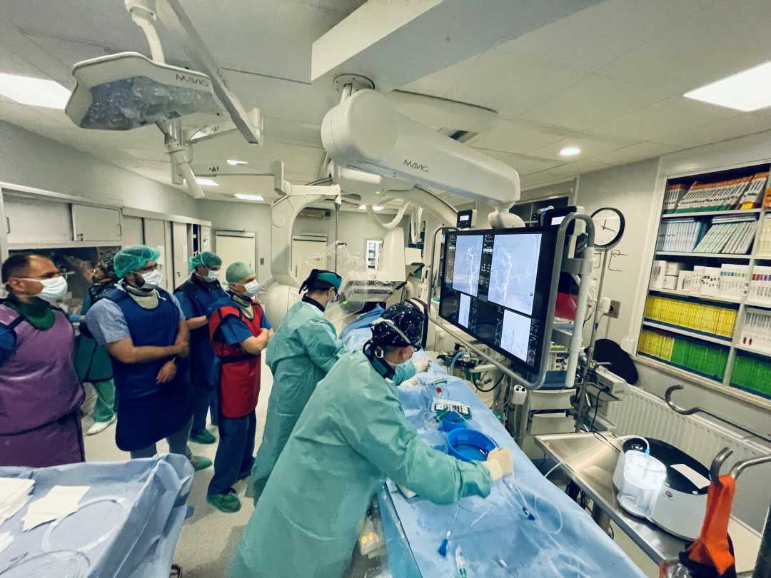 Szkolenie z zakresu mechanicznej trombektomii na sali operacyjnej Wojskowego Instytutu Medycznego.
