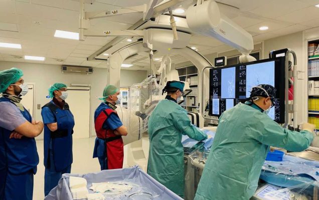 Lekarze podczas ćwiczeń z zabiegu trombektomii na sali operacyjnej Wojskowego Instytutu Medycznego.