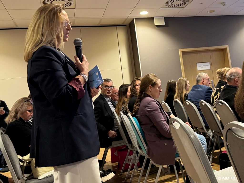 Dr n. med. Aldona Chloupek moderuje konferencję XV Zjazdu Otolaryngologów Wojskowych.
