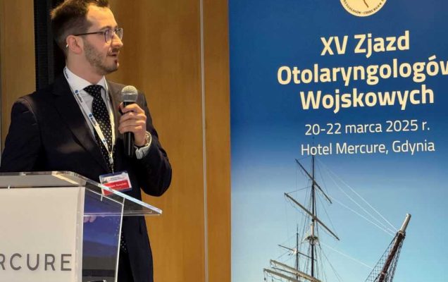 Prelegent na sali wykładowej podczas XV Zjazdu Otolaryngologów Wojskowych.