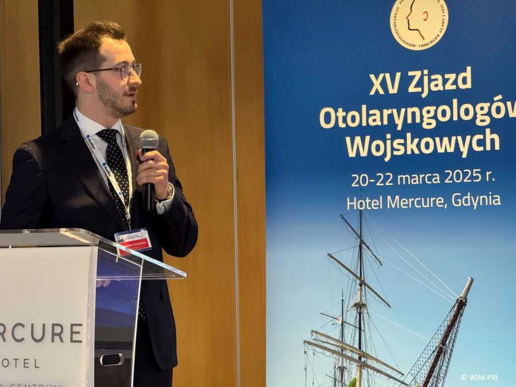 Prelegent na sali wykładowej podczas XV Zjazdu Otolaryngologów Wojskowych.