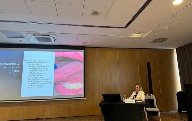 Dr n. med. Aldona Chloupek podczas wykładu na konferencji XV Zjazdu Otolaryngologów Wojskowych.