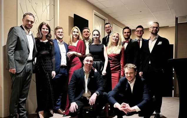 Zdjęcie grupowe uczestników Prelegent na sali wykładowej podczas XV Zjazdu Otolaryngologów Wojskowych.
