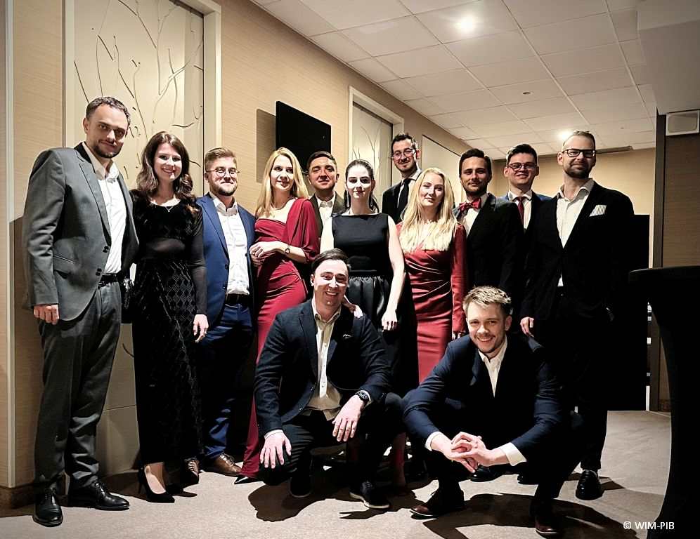 Zdjęcie grupowe uczestników Prelegent na sali wykładowej podczas XV Zjazdu Otolaryngologów Wojskowych.