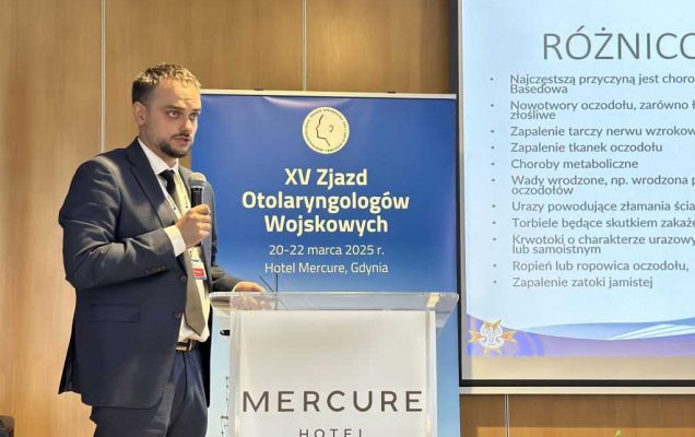 Prelegent na sali wykładowej podczas XV Zjazdu Otolaryngologów Wojskowych.