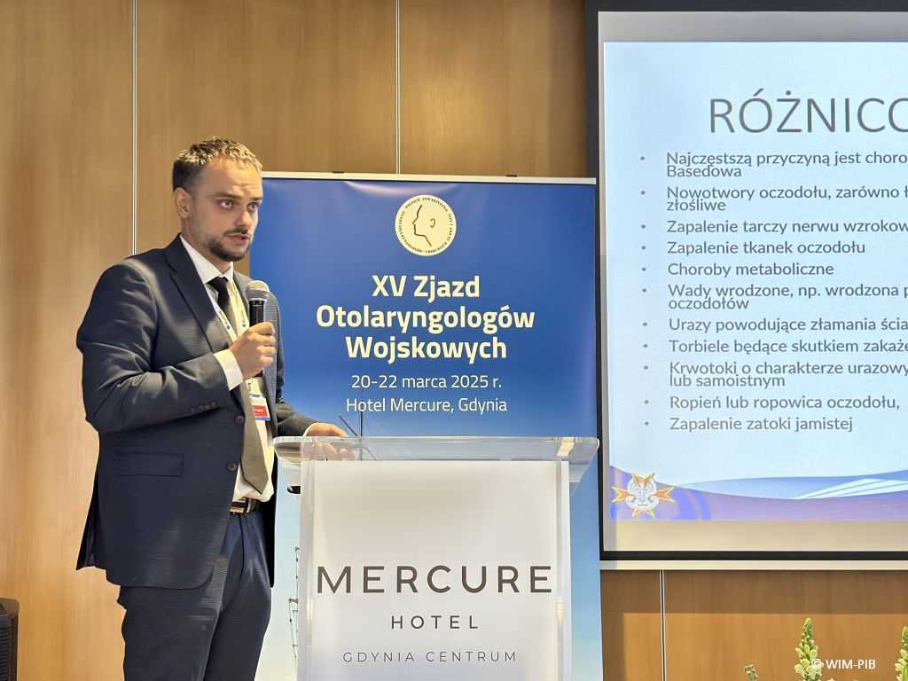 Prelegent na sali wykładowej podczas XV Zjazdu Otolaryngologów Wojskowych.