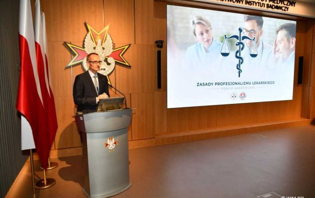 Dyrektor Wojskowego Instytutu Medycznego w Warszawie przy mównicy podczas konferencji 
