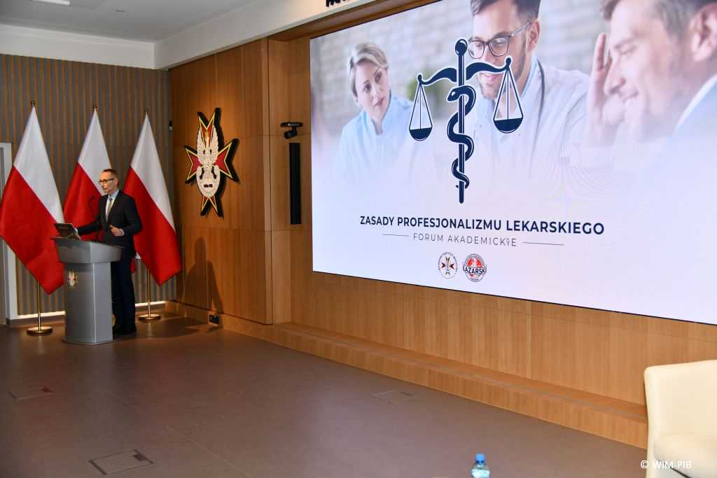 Dyrektor Wojskowego Instytutu Medycznego w Warszawie przy mównicy podczas konferencji 