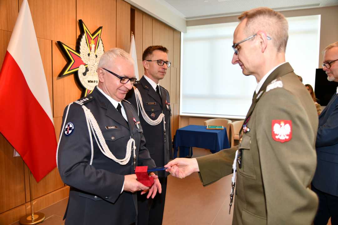 Dyrektor WIM Grzegorz Gielerak wręcza odznaczenie Jackowi Dońcowi.