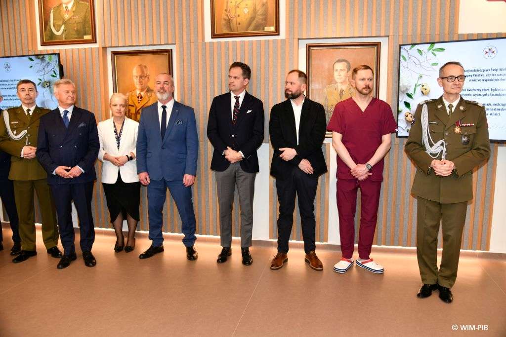 Pracownicy i przyjaciele WIM-PIB podczas spotkania wielkanocnego.