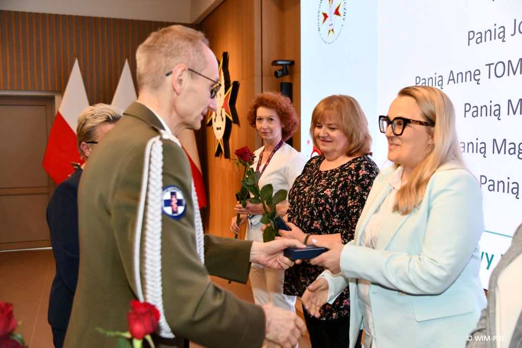 Grzegorz Gielerak wręcza odznaczenia pielęgniarkom WIM.