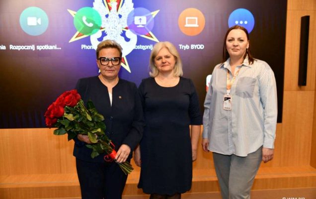 Lidia Wojda, Beata Furtak, pielęgniarka pozują do wspólnego zdjęcia.