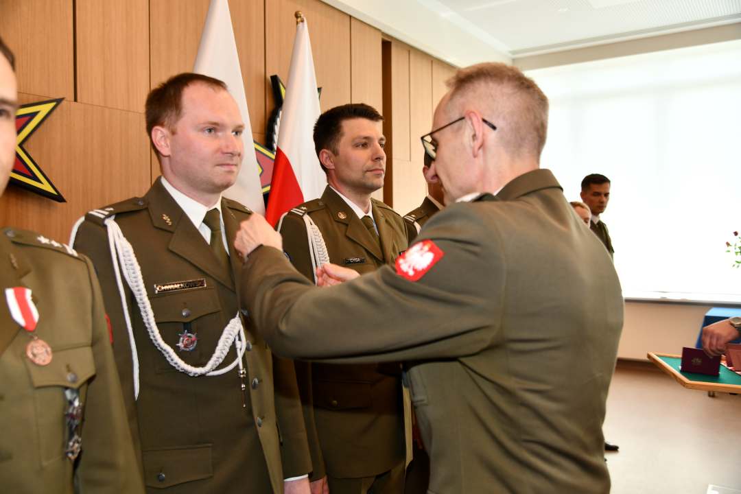 Grzegorz Gielerak wręcza odznaczenie Miłoszowi Chwiałkowskiemu.