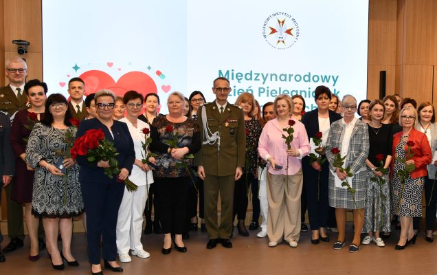 Wszyscy uczestnicy Uroczystych Obchodów Międzynarodowego Dnia Pielęgniarki i Położnej w WIM-PIB na grupowym zdjęciu.