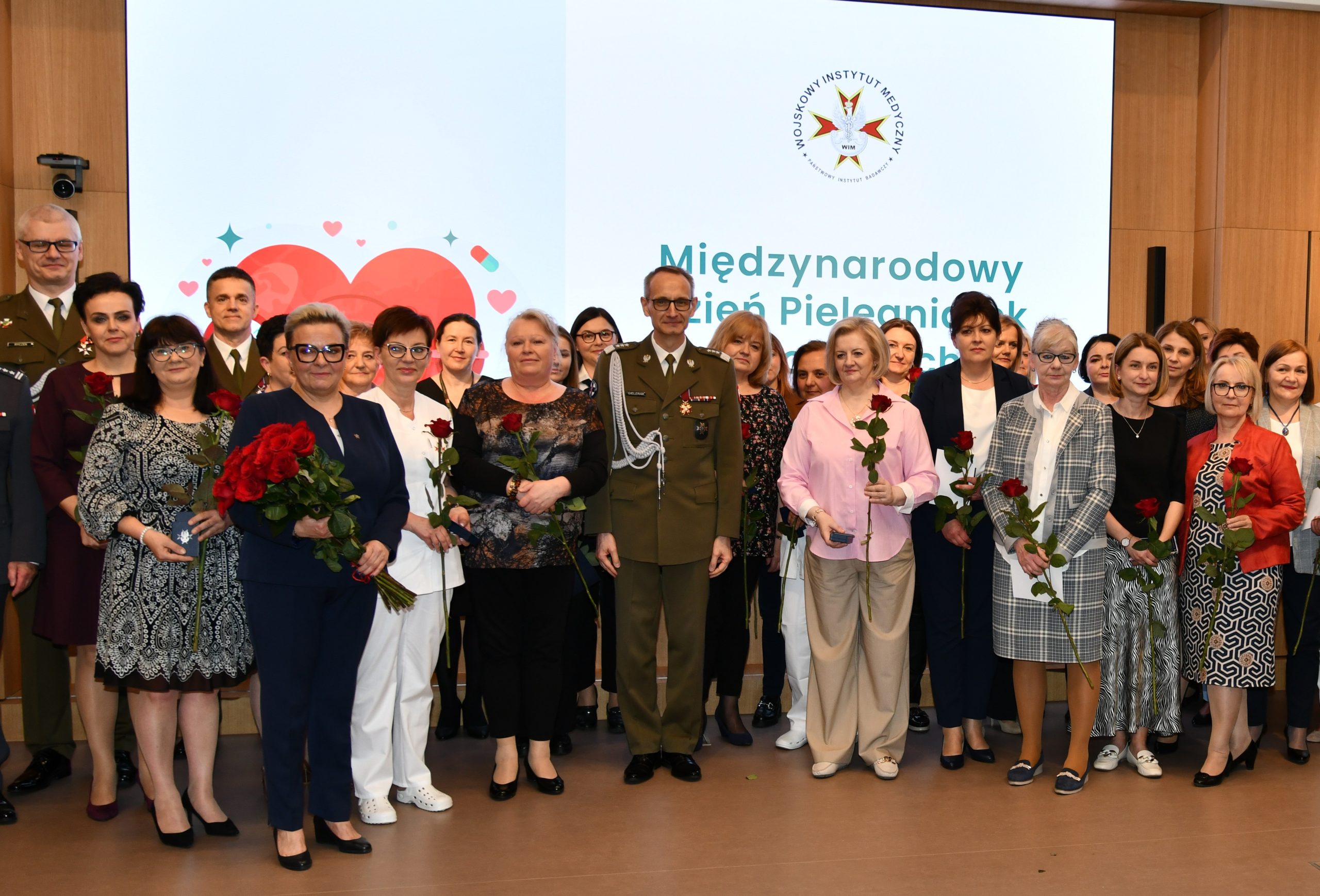 Wszyscy uczestnicy Uroczystych Obchodów Międzynarodowego Dnia Pielęgniarki i Położnej w WIM-PIB na grupowym zdjęciu.