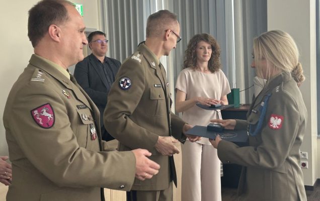 Dyrektor WIM-PIB z pracownikami podczas wręczania dyplomów.