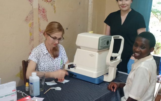 Zespół medyczny z Polski przeprowadził badania okulistyczne i szkolenia w kenijskim sierocińcu Shalom Home. Misja wsparta przez Fundację Redemptoris Missio poprawiła dostęp do podstawowej opieki wzrokowej.