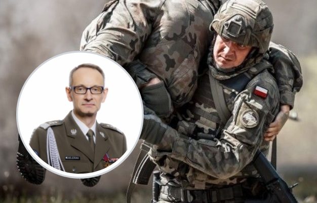 Zdjęcie żołnierza niosącego rannego żołnierza, w kółku po lewej zdjęcie Grzegorza Gieleraka