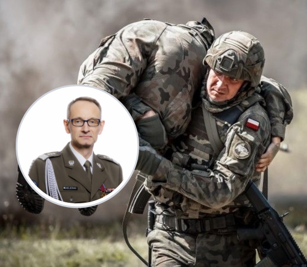 Zdjęcie żołnierza niosącego rannego żołnierza, w kółku po lewej zdjęcie Grzegorza Gieleraka