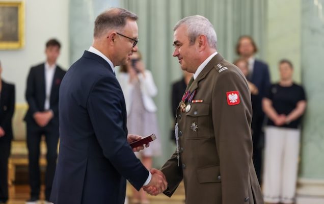 za wybitne zasługi w działalności na rzecz rozwoju medycyny i ochrony zdrowia