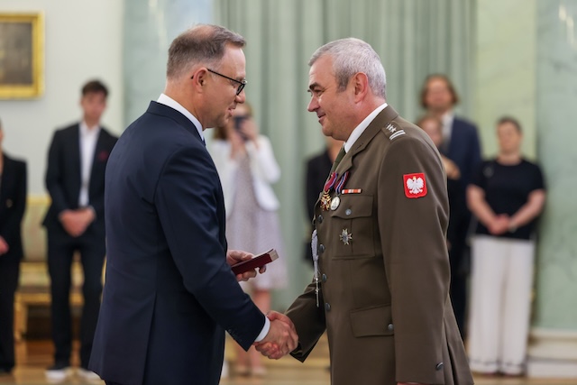 za wybitne zasługi w działalności na rzecz rozwoju medycyny i ochrony zdrowia