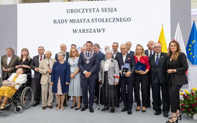 Zdjęcie wszystkich laureatów Nagrody Miasta Stołecznego Warszawy z Prezydentem Warszawy