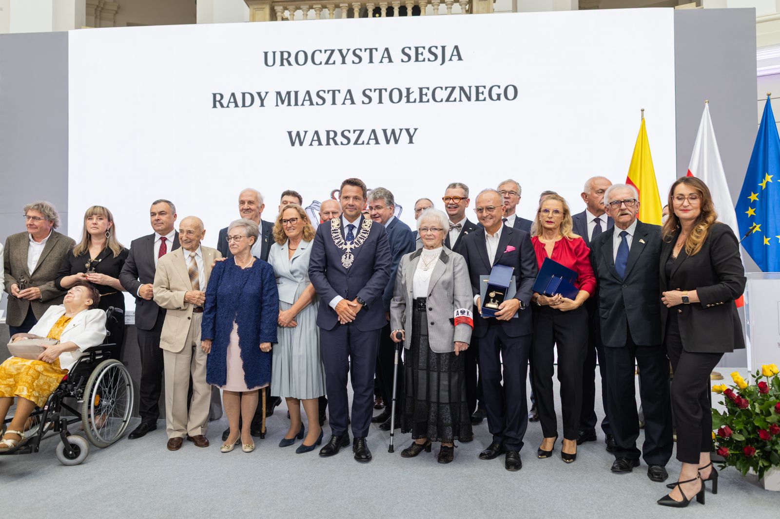 Zdjęcie wszystkich laureatów Nagrody Miasta Stołecznego Warszawy z Prezydentem Warszawy