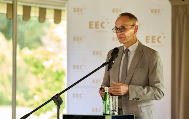Dyrektor WIM prowadzący wywiad
