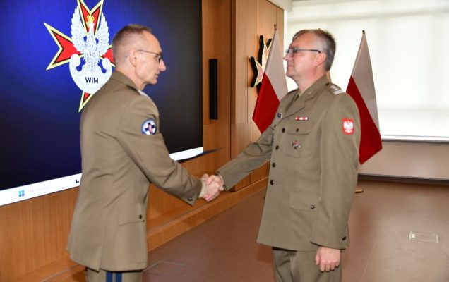 Dyrektor WIM Grzegorz Gielerak ściska dłoń członkowi Rady Naukowej WIM-PIB.
