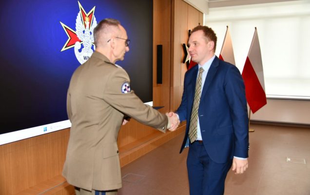Dyrektor WIM Grzegorz Gielerak ściska dłoń członkowi Rady Naukowej WIM-PIB.