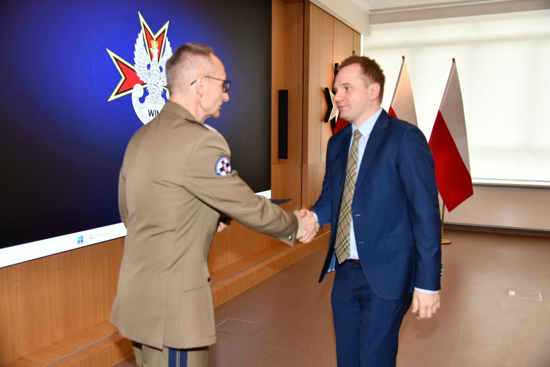 Dyrektor WIM Grzegorz Gielerak ściska dłoń członkowi Rady Naukowej WIM-PIB.