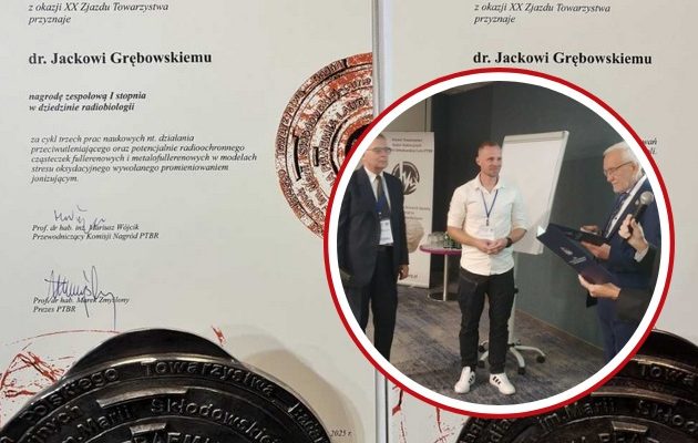 Sala konferencyjna. Prowadzący wydarzenie i laureaci chwilę przed wręczeniem nagrody, w tle Dwie prestizowe nagrody PTBR
