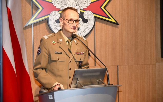 Grzegorz Gielerak prowadzi konferencję w Wojskowym Instytucie Medycznym