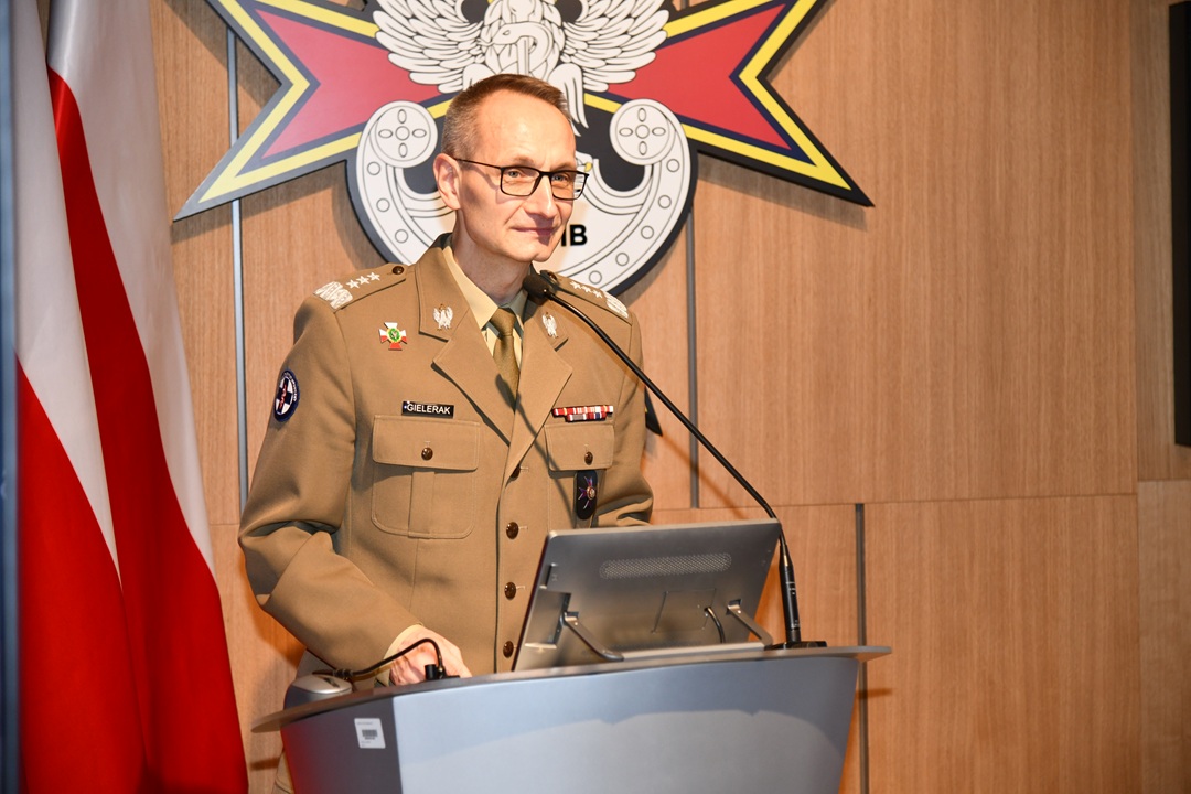 Grzegorz Gielerak prowadzi konferencję w Wojskowym Instytucie Medycznym
