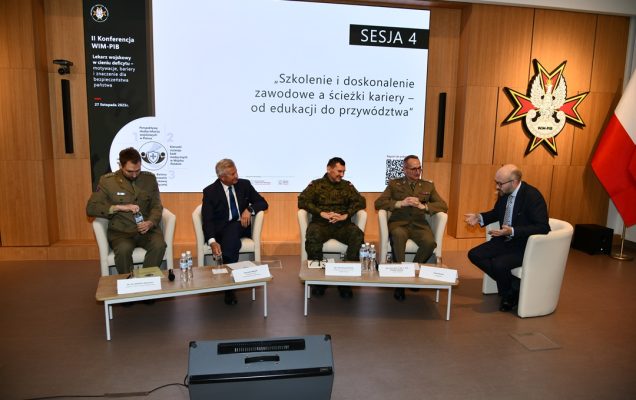 Uczestnicy siedzący w fotelach podczas panelu dyskusyjnego, za ich plecami wyświetlony fragment prezentacji.