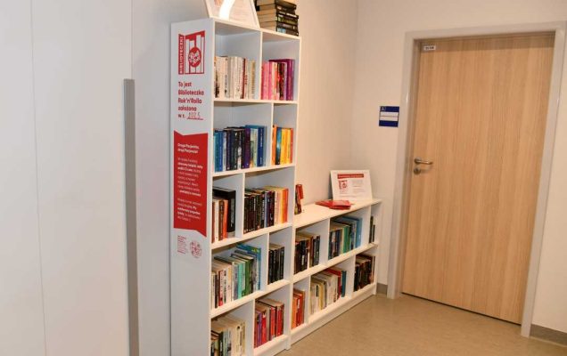 Zdjęcie półek z książkami w Biblioteczce Rak'n'Rolla