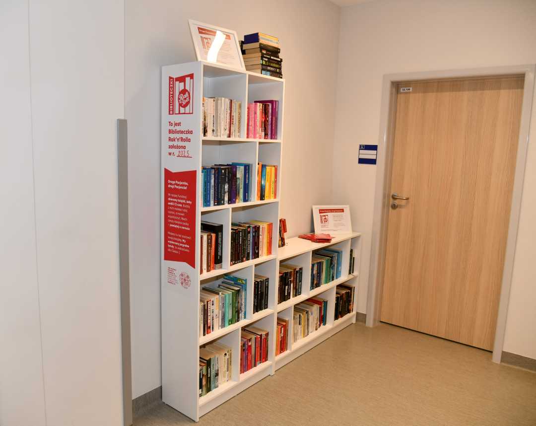 Zdjęcie półek z książkami w Biblioteczce Rak'n'Rolla