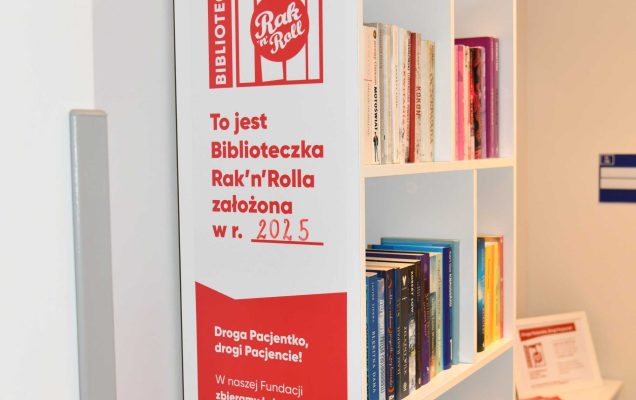 Zdjęcie półek z książkami w Biblioteczce Rak'n'Rolla