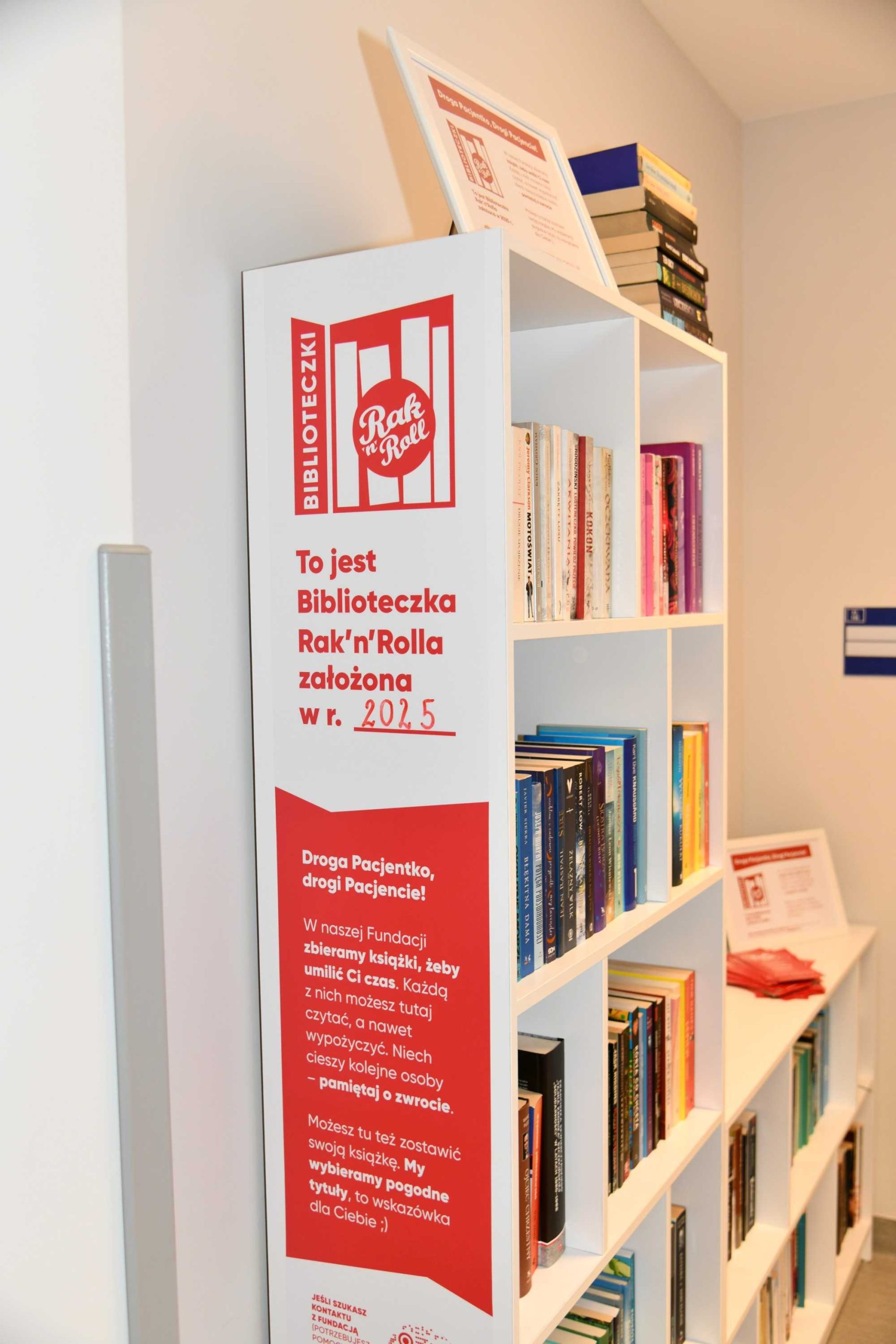 Zdjęcie półek z książkami w Biblioteczce Rak'n'Rolla