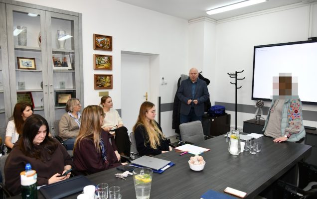 gość z Ukrainy dzielił się doświadczeniami zdobywanymi w warunkach pełnoskalowego konfliktu zbrojnego. Opowiadał o wyzwaniach, z jakimi mierzą się żołnierze po powrocie z działań bojowych, oraz o formach wsparcia, które pomagają im odzyskać równowagę psychiczną i funkcjonować po ekstremalnych przeżyciach.