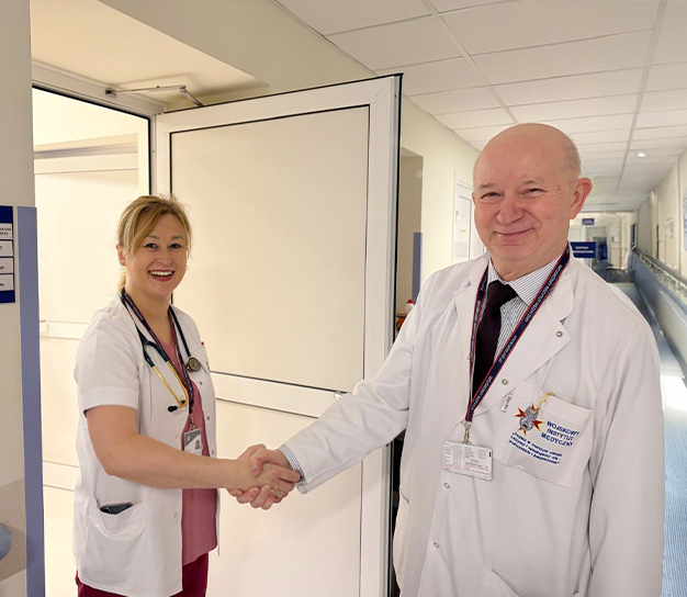 prof. Bolesław Kalicki uściskuje dłoń nowej kierownik Kliniki Pediatrii doktor Agnieszcze Rusteckiej, która obejmie kierowanie kliniką od dnia1 stycznia 2026 r.