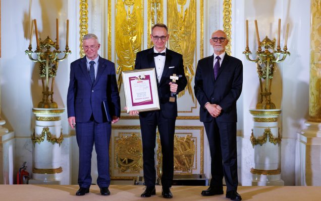 Dyrektor WIM odbiera nagrodę i dyplom.